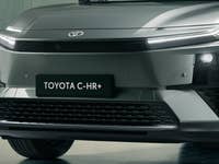 Toyota C-HR+ in der Frontansicht.