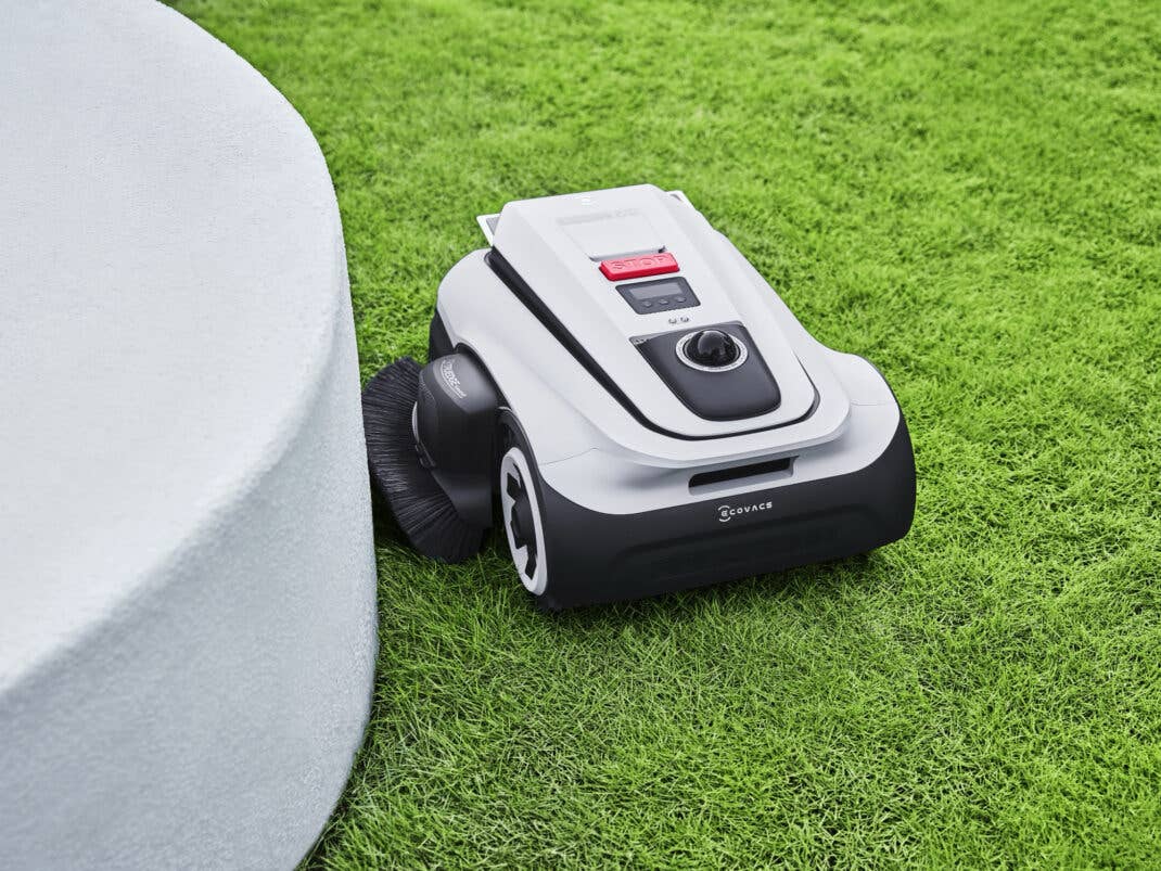 Ein weißer Ecovacs-Mähroboter