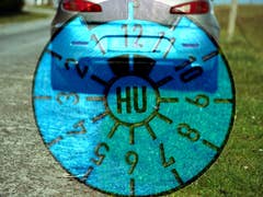 Eine HU-Plakette gibt es zum Beispiel beim TÜV: Doch es gibt Probleme.