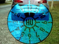 Eine HU-Plakette gibt es zum Beispiel beim TÜV: Doch es gibt Probleme.