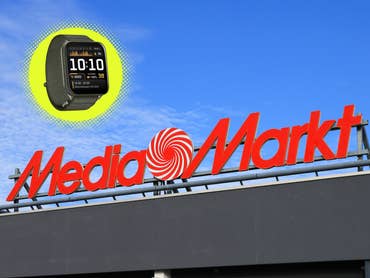 MediaMarkt Logo an Filiale mit blauem Himmel, darauf eine Garmin Smartwatch eingeblendet vor grünem HIntergrund