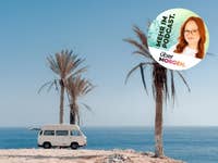 Strand mit Van, oben rechts ein Porträt von Podcast-Host Johanna