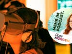 Person mit VR-Brille und Bild von Podcast-Host Johanna