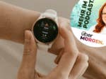 Arm mit einem Wearable und in einem kleinen Ausschnitt das Gesicht von Podcast-Host Johanna