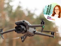 Bild einer kleinen Drohne in der Luft, oben rechts das Logo des überMORGEN-Podcasts mit Foto von Host Johanna.