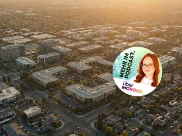 Ein Übermorgen-Logo mit Porträt von Host Johanna und im Hintergrund ein Industriegebäude-Komplex.