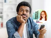 Ein Mann in seinem Wohnzimmer schaut nachdenklich und hält eine Fernbedienung in der Hand. Außerdem im Bild in einem kleinen Kreis ist Johanna vom überMORGEN-Podcast