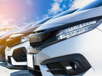 Autos parken auf einem Parkplatz.