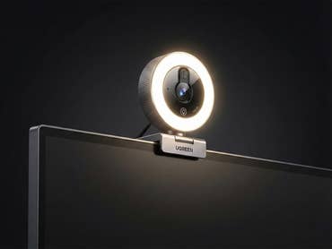 Eine Ugreen-Webcam ist an einem Monitor befestigt.