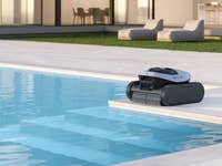 Ein Dreame Z1-Roboter-Poolreiniger am Rand eines Schwimmbeckens.