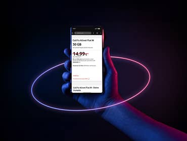 Eine Person hält ein Smartphone in den Händen, auf dem die CallYa-M-Aktion von Vodafone dargestellt wird.