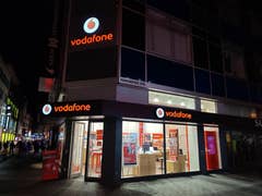 Ein Vodafone-Shop bei Nacht
