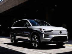 Volvo EX90 in der Frontansicht.