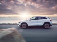 Mercedes EQA in der Seitenansicht während der Fahrt.