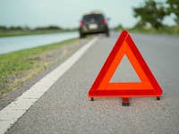 Warndreieck auf der Straße