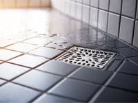 Wasser fließt in einer Dusche den Abfluss herunter