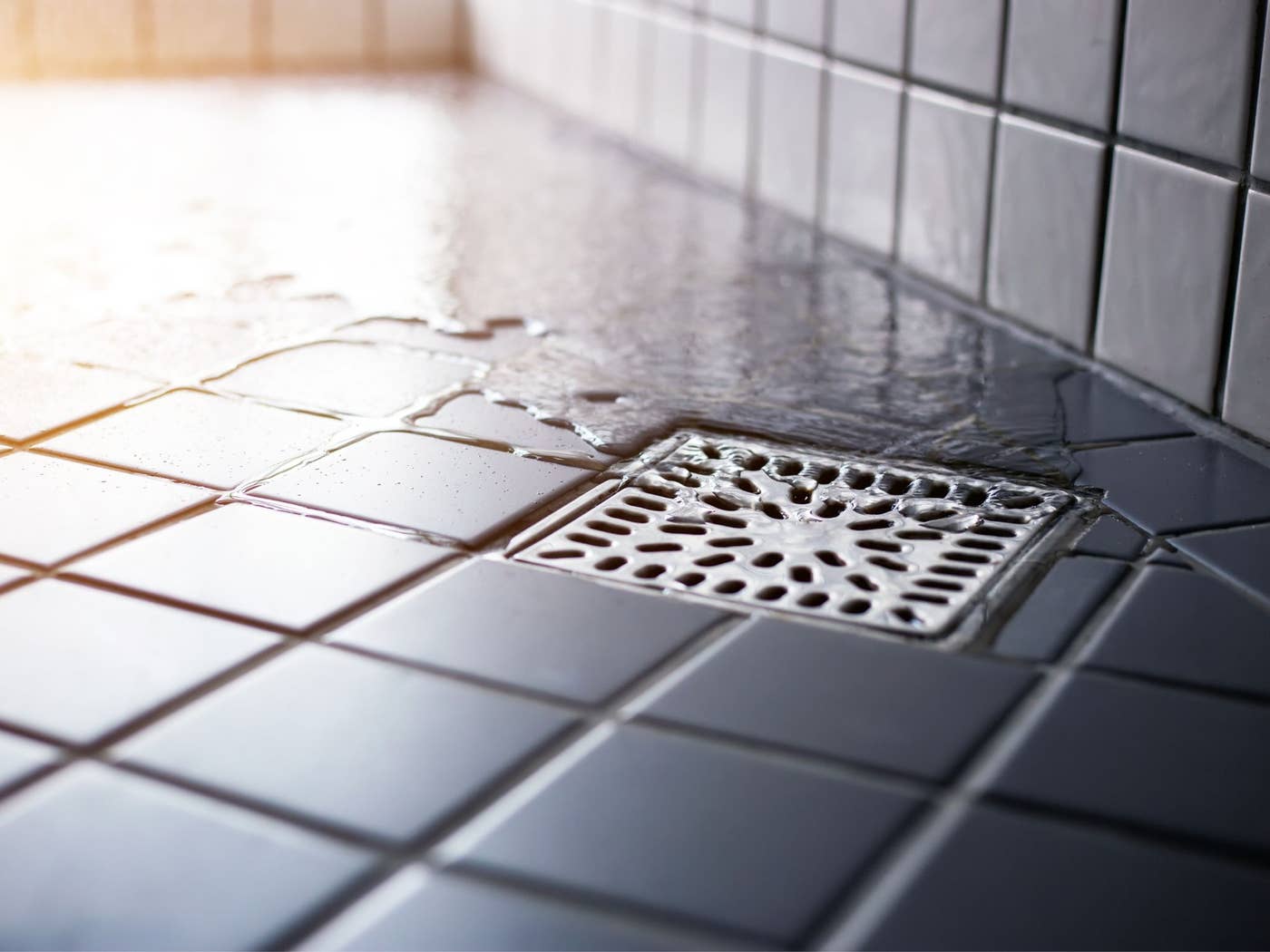 Wasser fließt in einer Dusche den Abfluss herunter