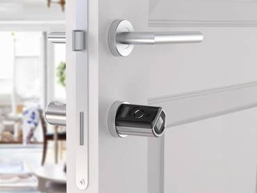 Welock Smart Lock Touch41 an einer weißen Tür