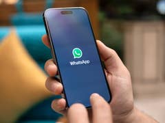 WhatsApp-Logo auf einem Smartphone