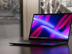 Ein Computer mit Windows 10 steht auf einem Tisch