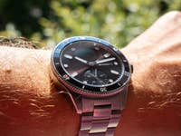 Eine Nahaufnahme der Withings ScanWatch Nova an einem Handgelenk mit Haaren und Sonnenlicht im Hintergrund.