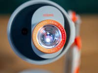 Nahaufnahme des Projektorobjektivs XGIMI MoGo 4 mit Branding und umgebendem Text.