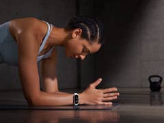 Xiaomi Smart Band 10 am Handgelenk einer Frau beim Workout.