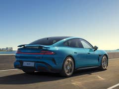 Xiaomi SU7 in der Heckansicht während der Fahrt.