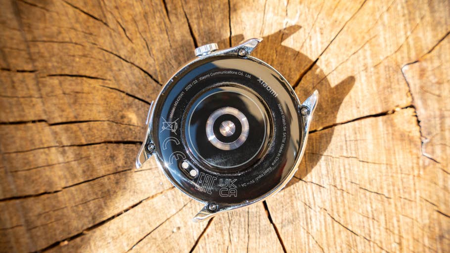 Rückansicht einer Xiaomi Watch S4 auf einer Holzoberfläche mit eingravierten Details.