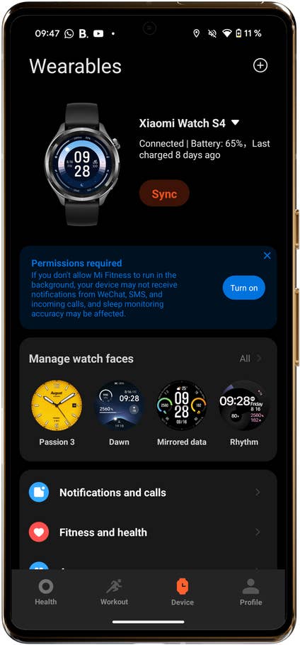 Bildschirm der Xiaomi Watch S4 zeigt den Akku bei 65%, zuletzt vor 8 Tagen aufgeladen, sowie verschiedene Zifferblätter.