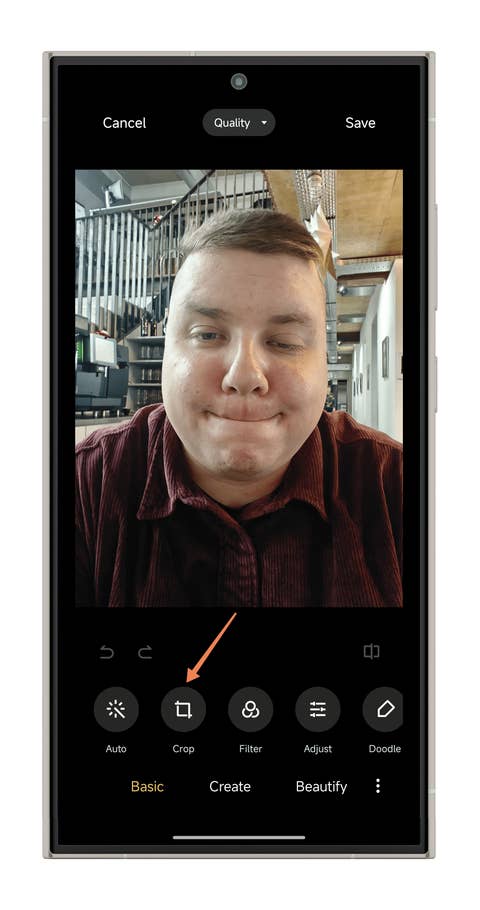 Ein Mobilgerät zeigt ein Selfie mit hervorgehobenen Zuschneideoptionen in einer Bearbeitungsoberfläche.