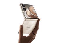 Eine Person hält ein Xiaomi Mix Flip 2 Smartphone in teilweise geöffneter Position.