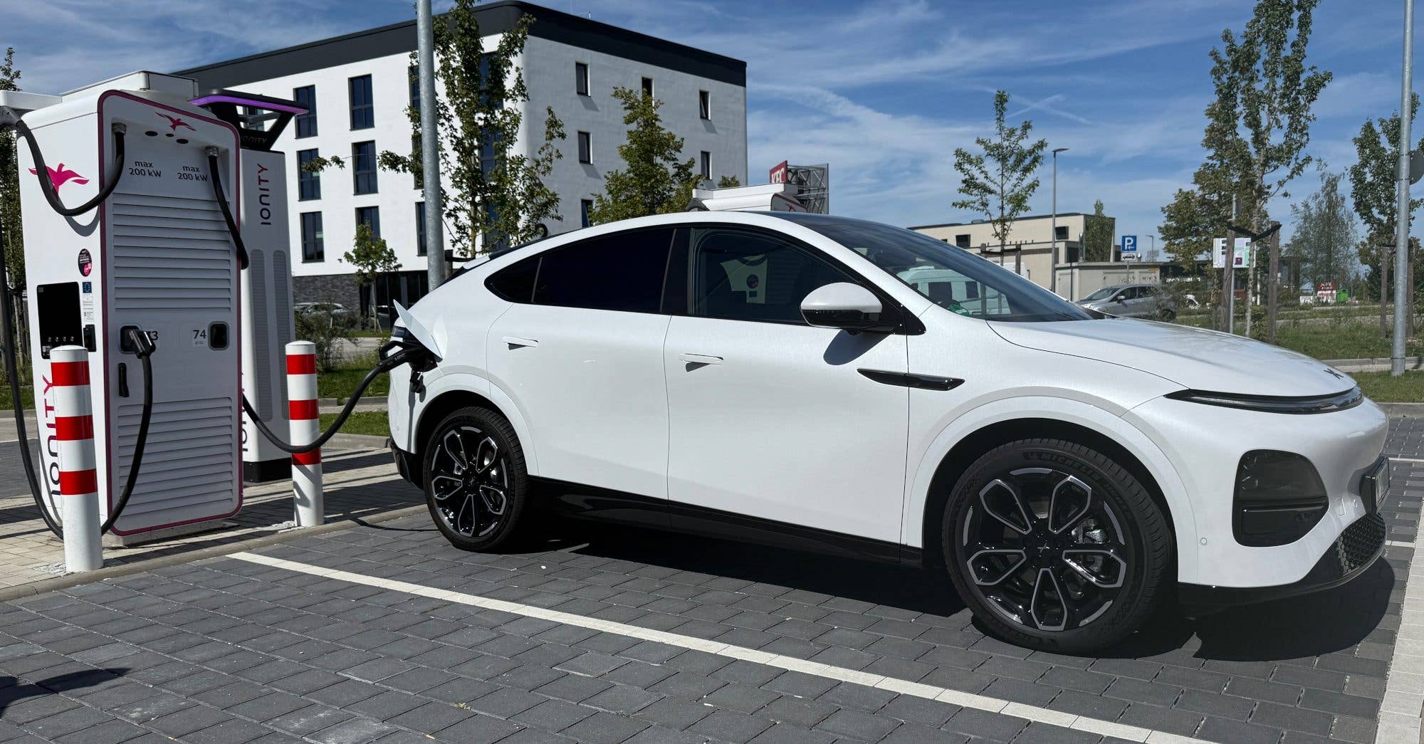 Xpeng G6 (2025) an einer Ladesäule Xpeng G6 (2025) an einer Ladesäule