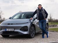 nextpit-Redakteur Hayo Lücke neben dem Xpeng G6.