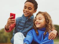 Zwei Kinder nutzen das XploraOne.