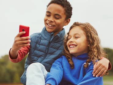 Zwei Kinder nutzen das XploraOne.