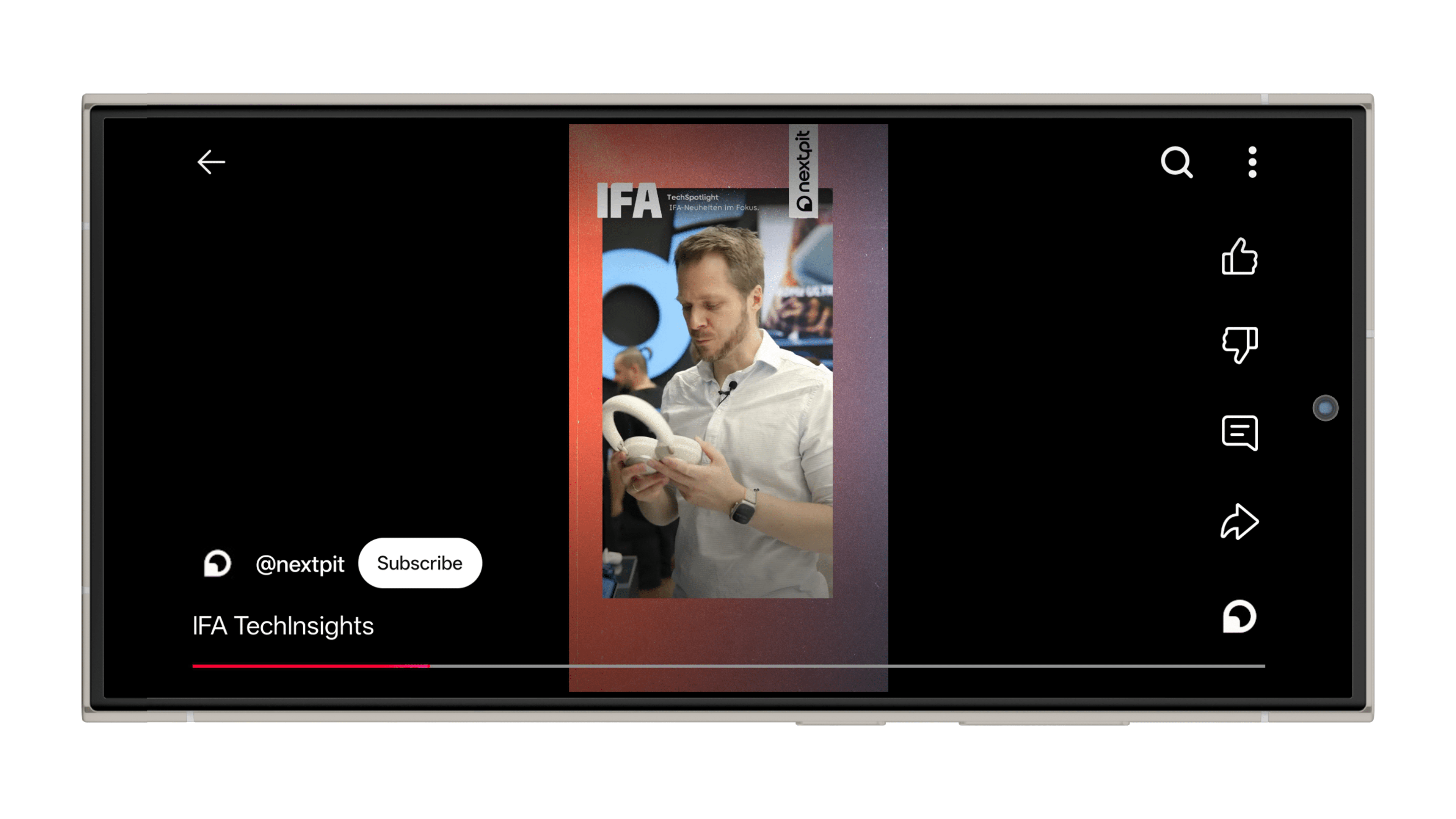 Ein Smartphone zeigt ein YouTube Shorts-Video mit dem Titel 'IFA TechInsights', in dem ein Mann Kopfhörer hält.
