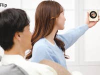 Nubia Flip in der Hand einer Frau, die ein Selfie von sich und Ihrem Partner macht