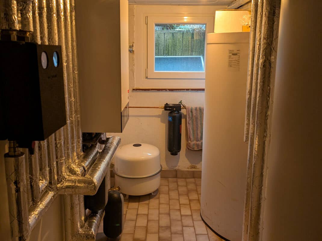 Zwei große Pufferspeicher stehen mit der Inneneinheit jetzt in unserem Heizraum